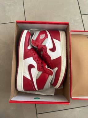 Nike Air Jordan 1 Retro Hi OG SIZE 6.5 Women’s